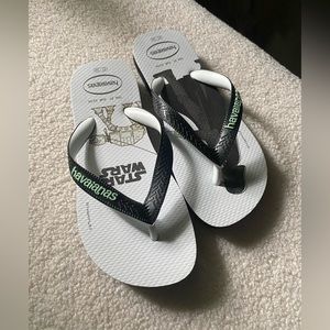 Brand New yStar Wars Havaianas size youth  2